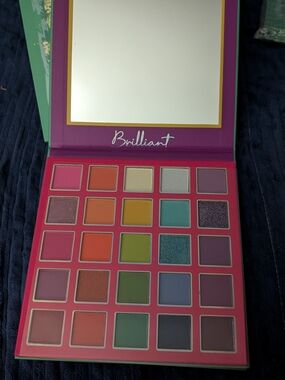 Trend beauty Brilliant 25 Color eyeshadow Palette, Pigmented colors